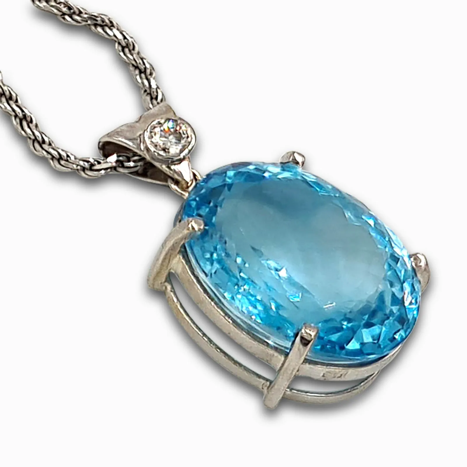 Blue Topaz white gold pendant with diamond