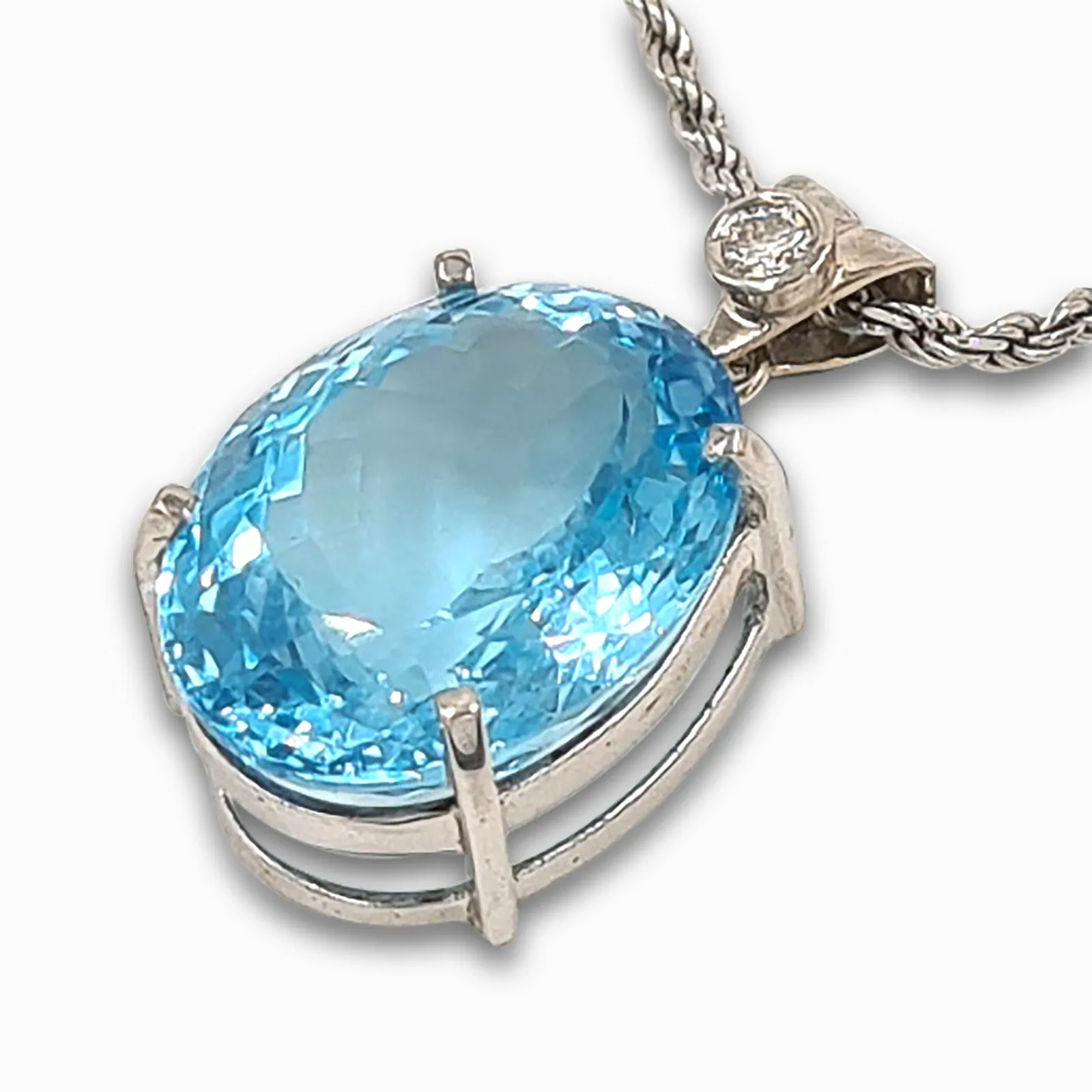 Blue Topaz white gold pendant with diamond