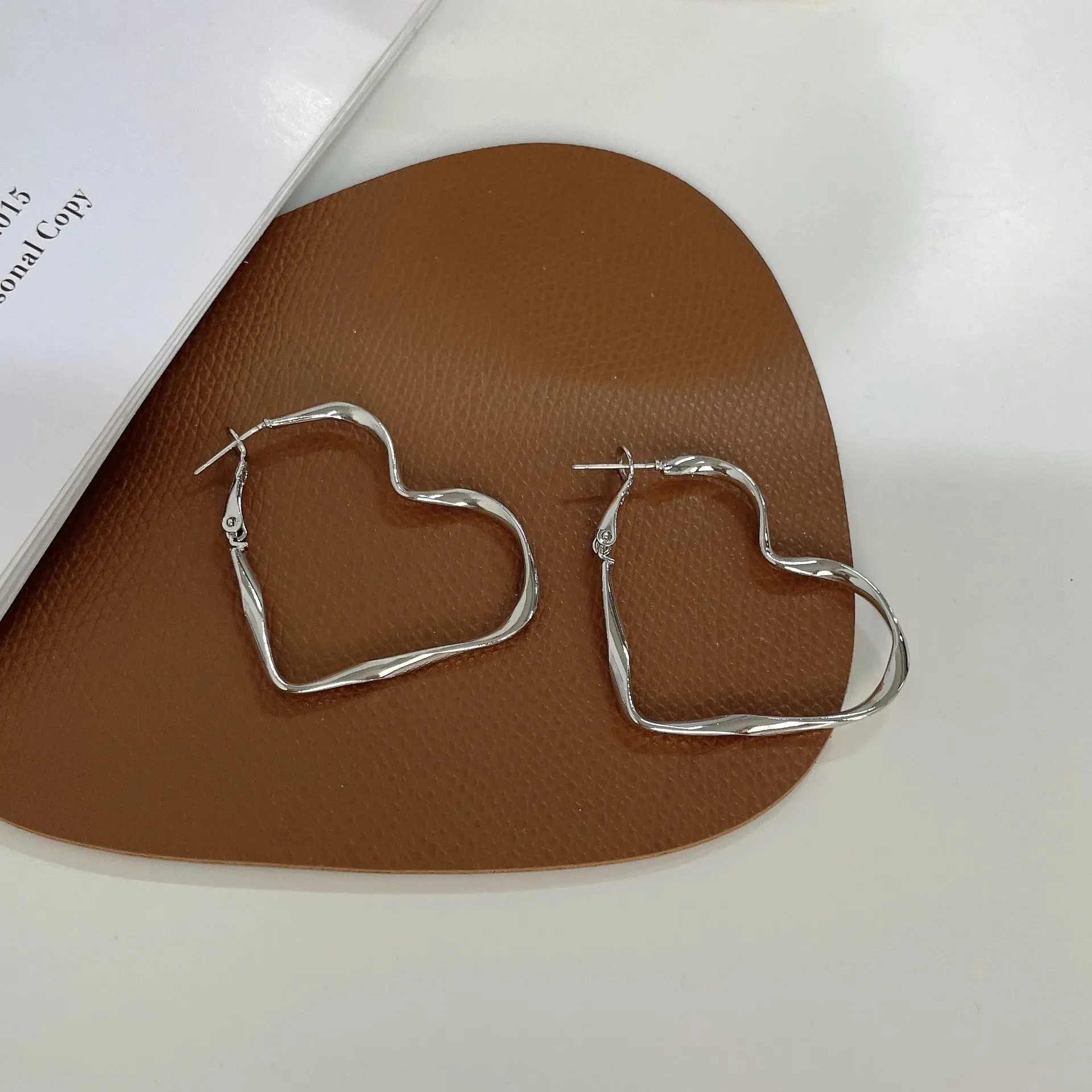 Twist Metal Heart Hoop Earrings for Women Golden Silver Color Hollow Out Big Love Earrings Brief Street Romantic Jewelry as Gift