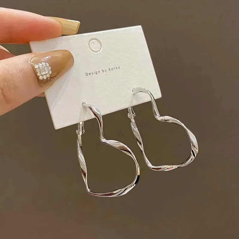 Twist Metal Heart Hoop Earrings for Women Golden Silver Color Hollow Out Big Love Earrings Brief Street Romantic Jewelry as Gift